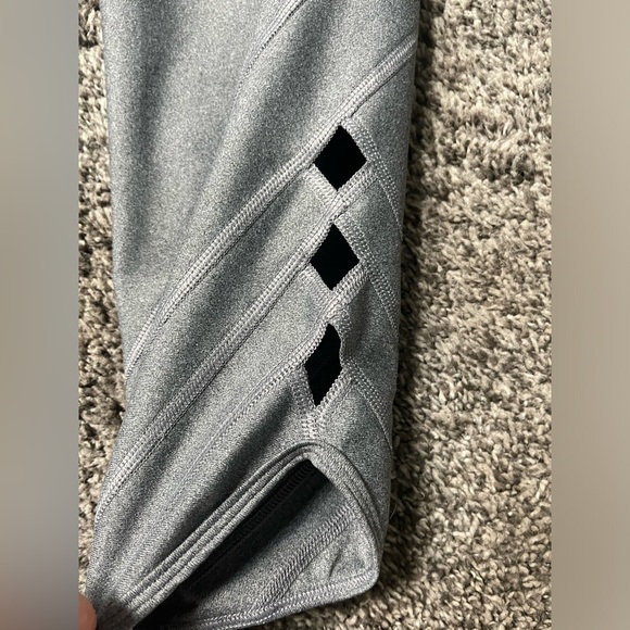 Under Armour Women’s Leggings Cut Out Compression Heatgear Ankle Crop Gray Sz L - Picture 2 of 4